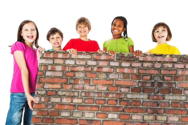 Sichtschutz Ziegelmauer Patina mit Kindern